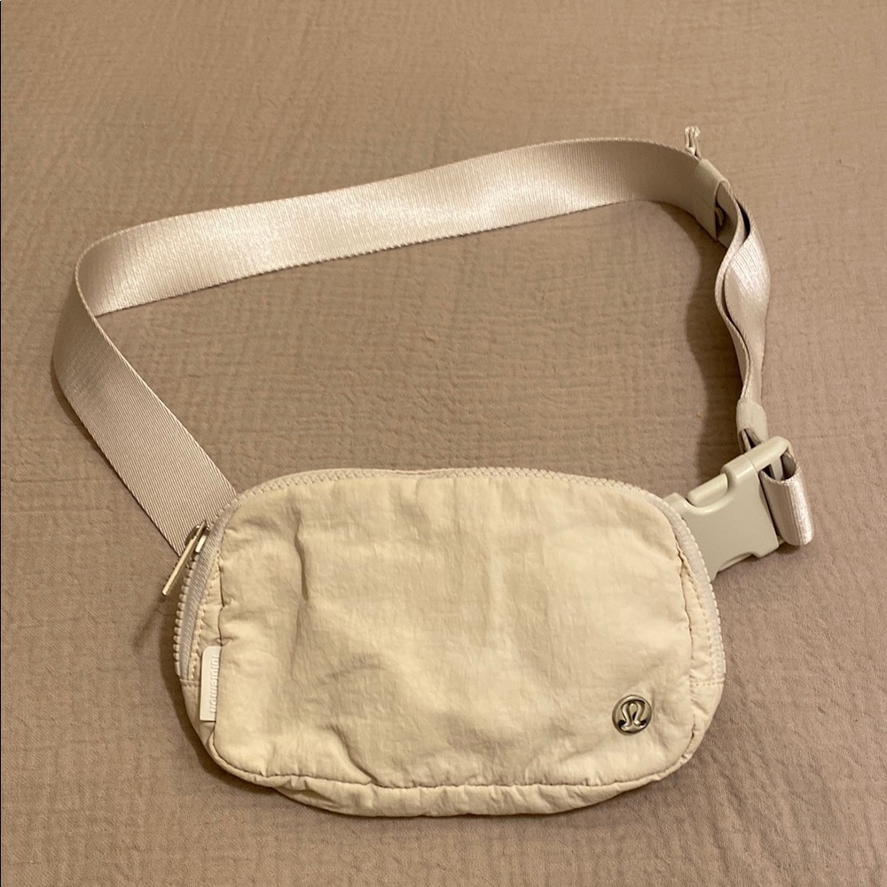 Lululemon athletica Ivory Belt Bag / Funny bag